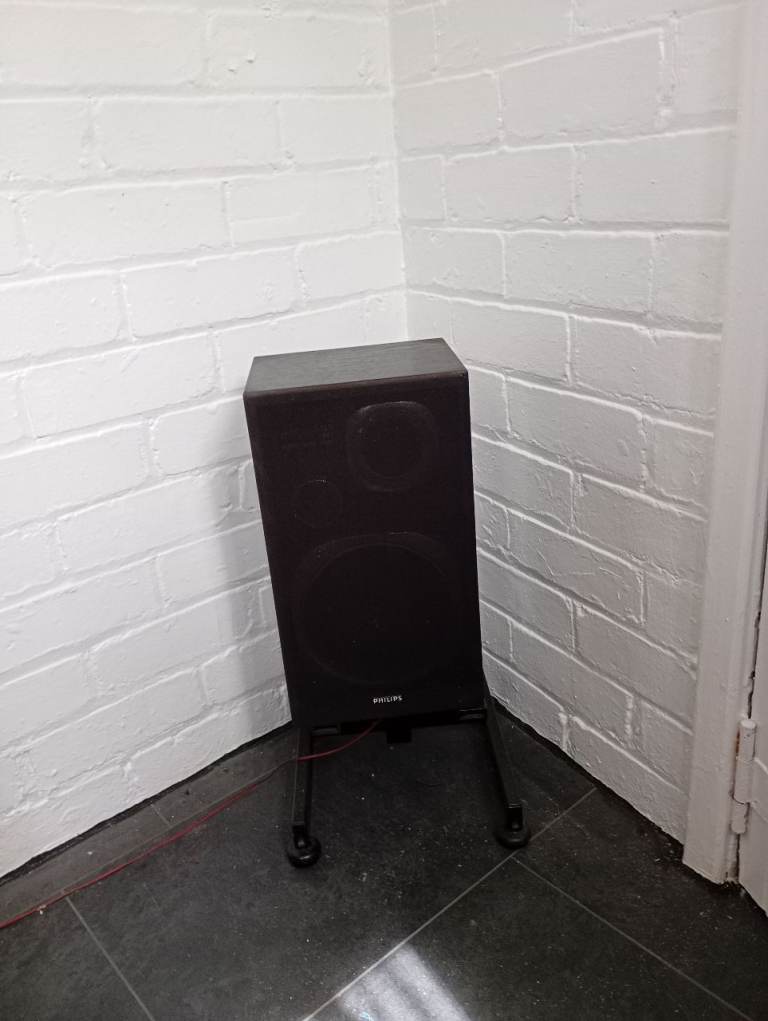 Phillips stereo system with speakers 