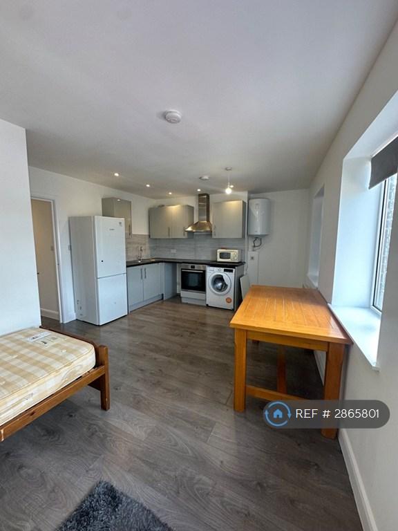 2 bedroom flat in Shenley Road, Borehamwood, WD6 (2 bed) (#2865801)