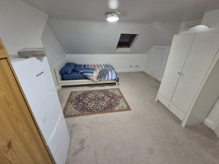 Spacious & Cosy En-suite Room for Rent – UB4 9BT