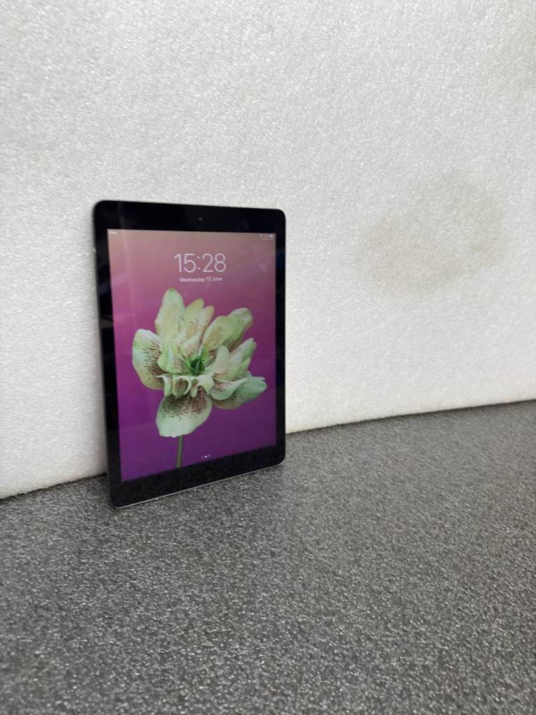 Excellent condition Apple iPad Air 16GB WITH WARRANTY WHITE or SPACE GREY