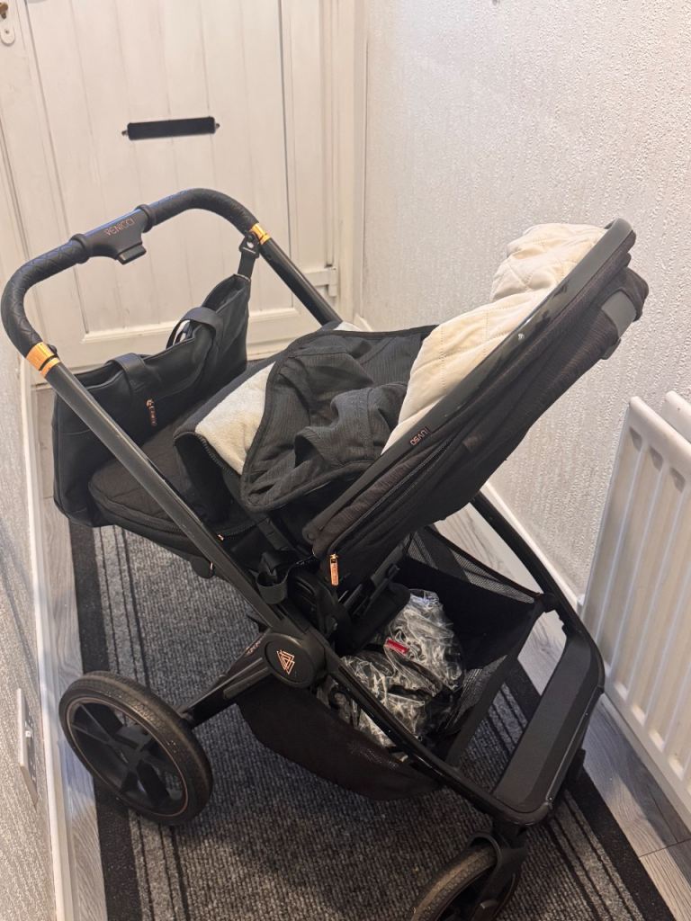 I am selling a Venici stroller for boys, the price is negotiable, please be serious.