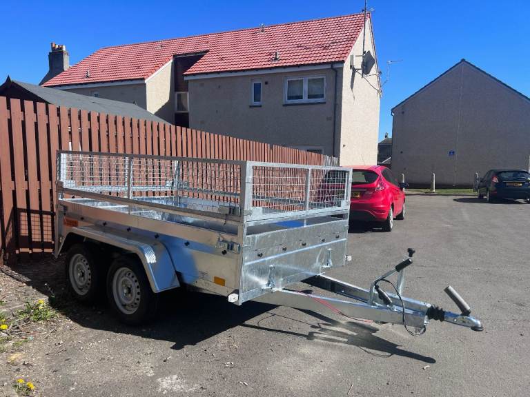 BRAND NEW 8,4FT X 5FT TWIN AXLE TRAILER WITH 40CM MESH 1300KG BRAKED
