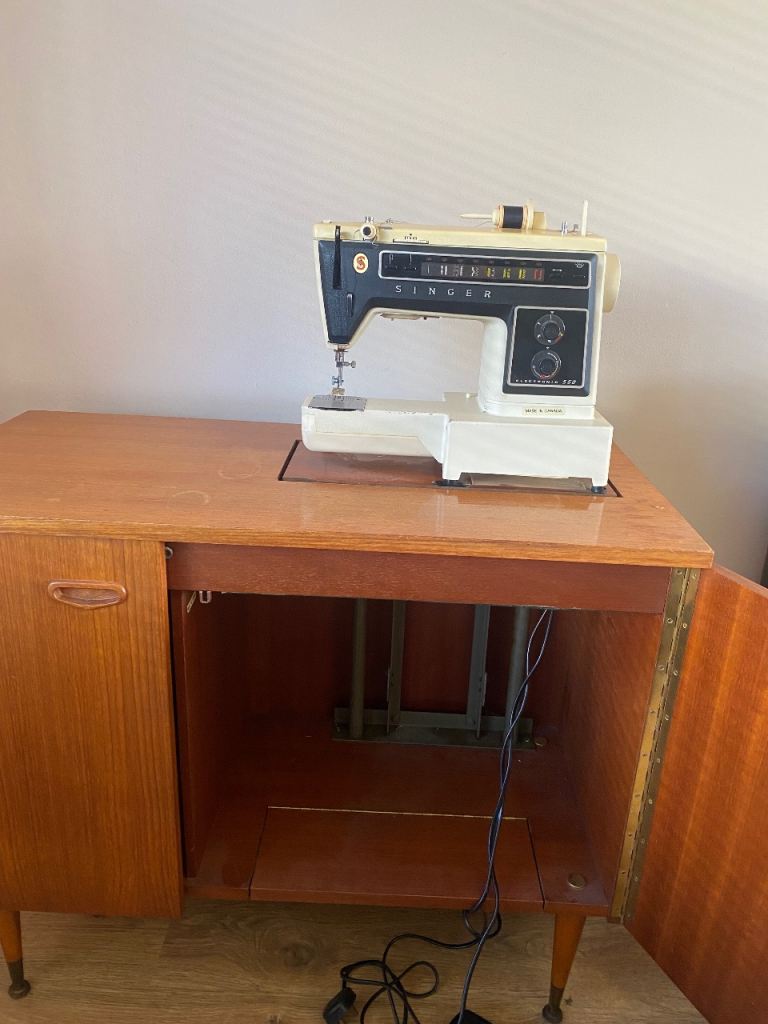 Retro Singer 560 Sewing Machine in Solid Teak Cabinet