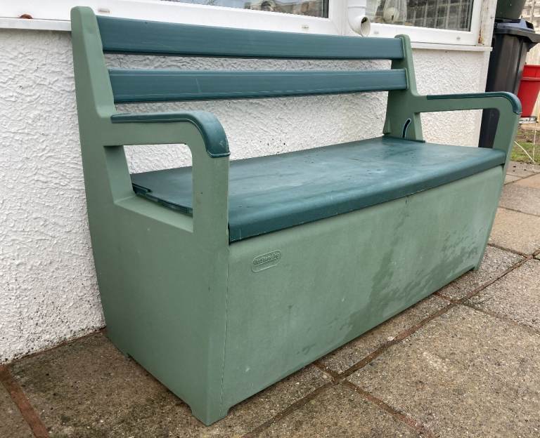 KETER OUTSTANDING GARDEN STORAGE BENCH not very old