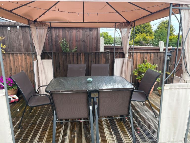 LARGE 6 SEATER TABLE AND CHAIRS 