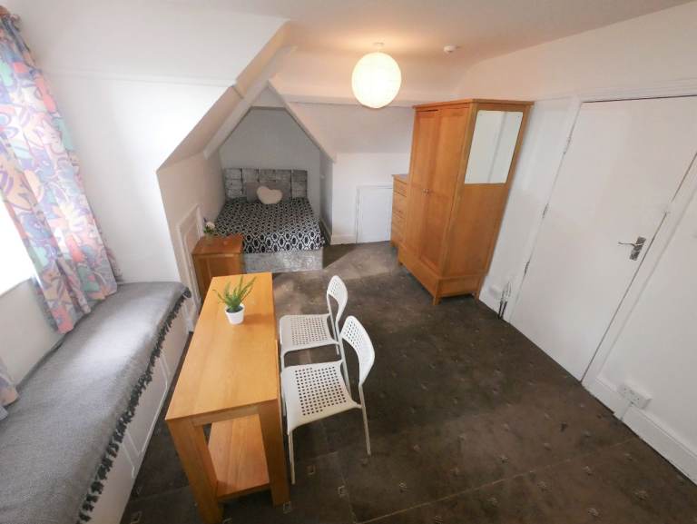 Large double bedsit room to let in Charminster area.