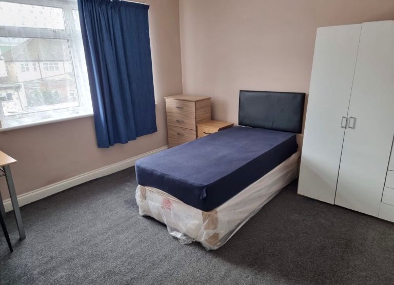 (Not a studio)Double room including bills for single occupancy Postcode IG1 2QQ