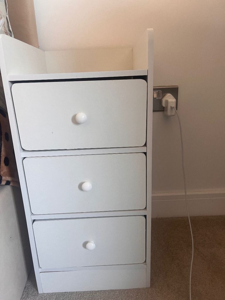 White 3-Drawer Bedside Table – Good Condition