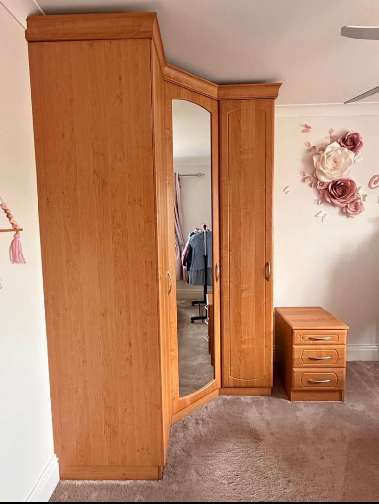 Corner wardrobe