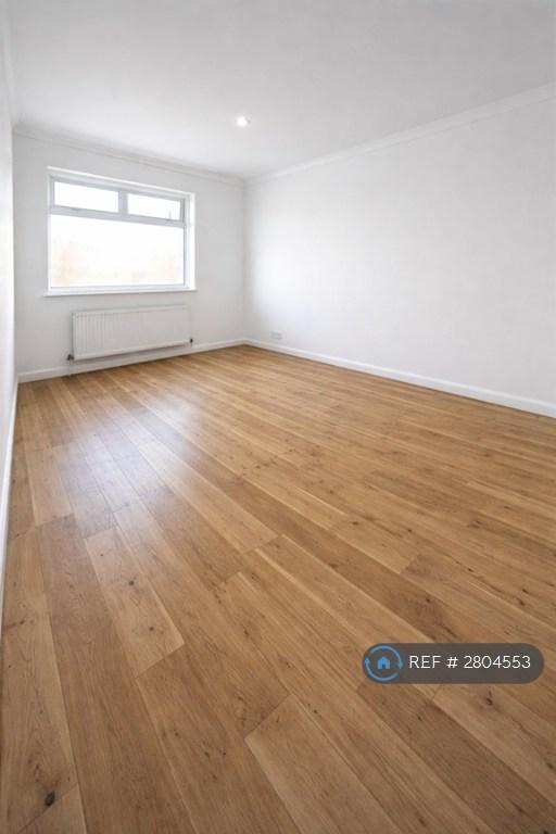 3 bedroom flat in Kings Court, London, E13 (3 bed) (#2804553)