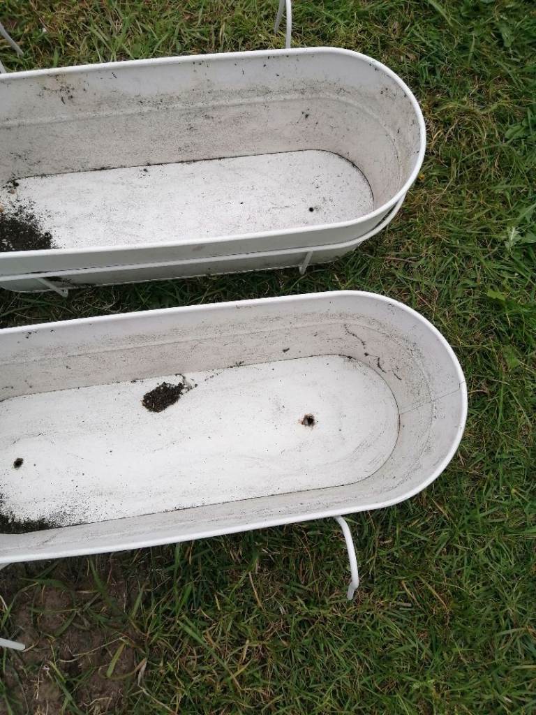 Pair of White Metal Railing/Fence Planters with Brackets ​Price:  £10]