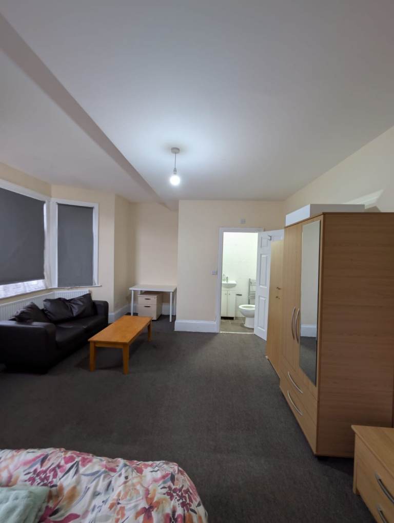 Double Room with Bathroom and Super King Ensuit  From £900-£1150