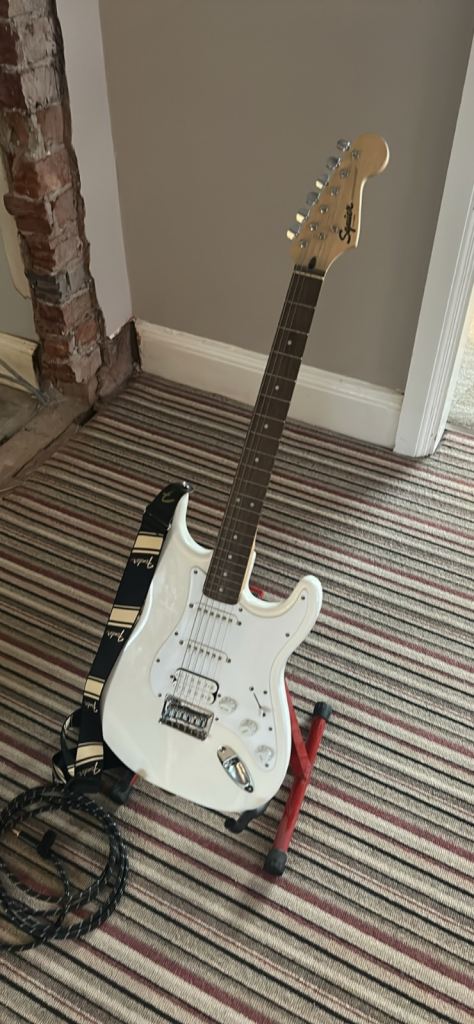 White Fender Squire Stratocaster ( Comes with AMP and stand )