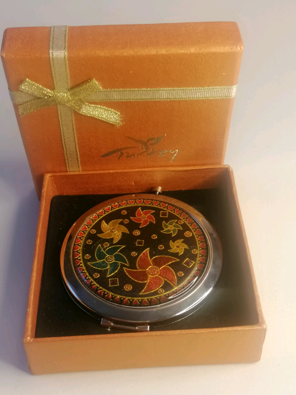 Vintage Compact Mirror,  Pocket Mirror, Lady Essentials.. 