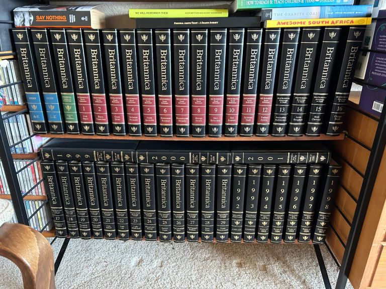 Britannica Encyclopaedia Full Set - Great Condition 1992 edition and year books 1992 - 2001