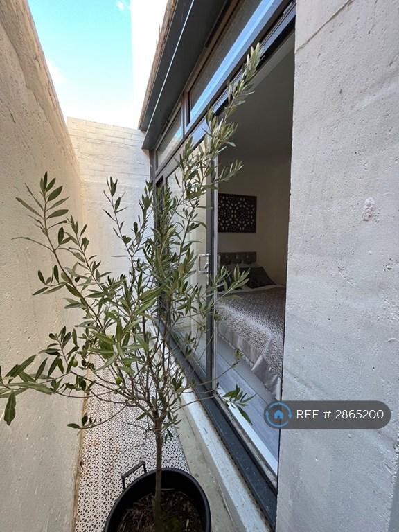 Studio flat in Horton Avenue, London, NW2 (#2865200)