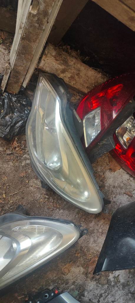 2011 corsa d exclusive 1.2 near side passenger headlight facelift good condition 