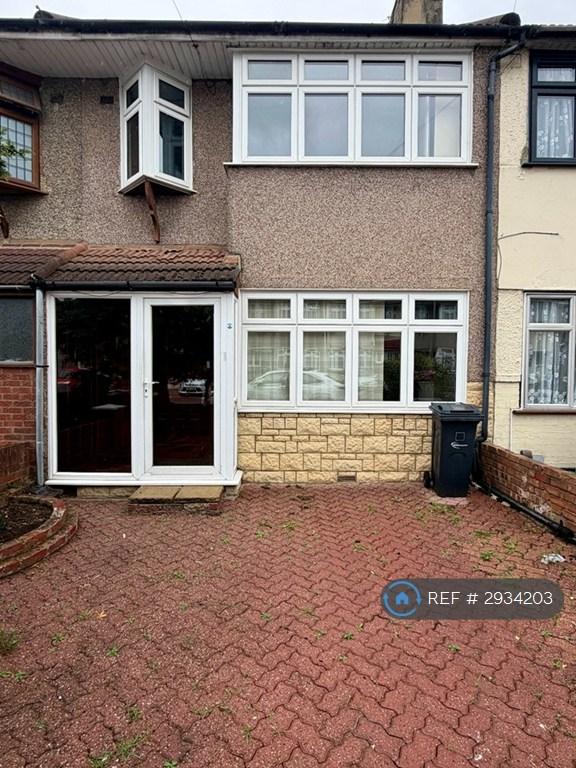 3 bedroom house in Western Avenue, Dagenham, RM10 (3 bed) (#2934203)