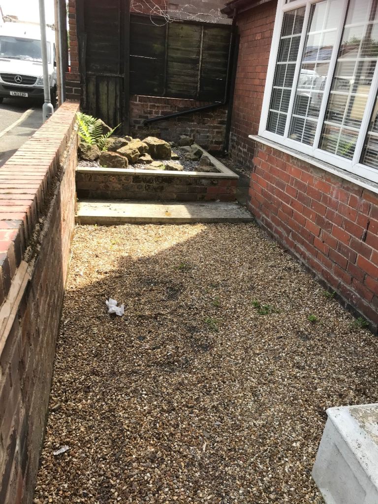 1 bedroom flat with backyard 