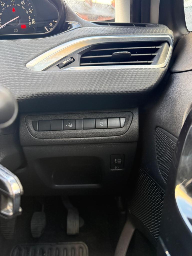 2015 Peugeot 208 1.2 PureTech 82 Active 5dr HATCHBACK PETROL Manual