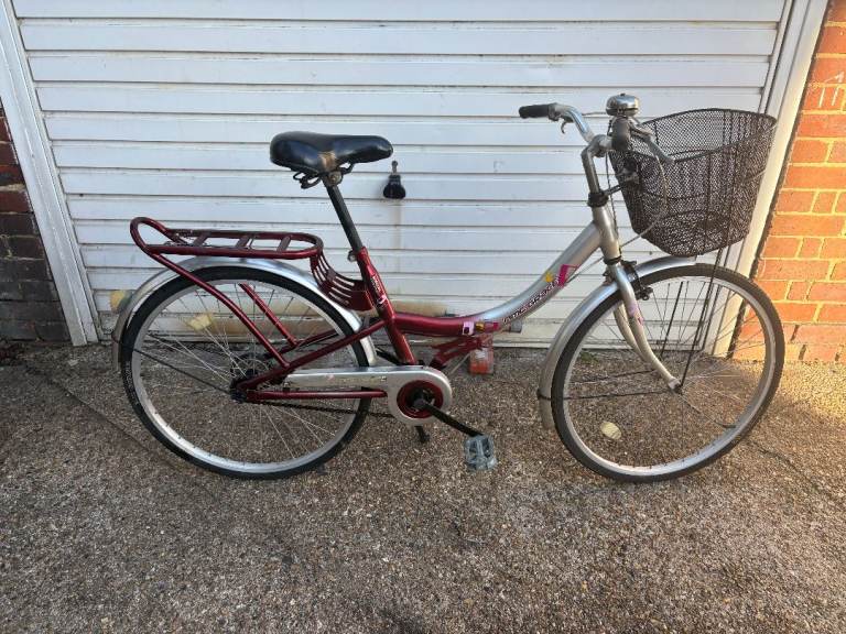 MAN OR LADYS BIKE CITY CRUIESER  24in wheels  16in frame single speed  suit short person servi £ 110