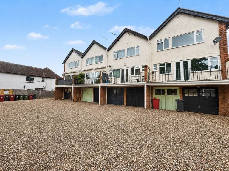 3 Bedroom Split Level Flat - Slough Town Centre