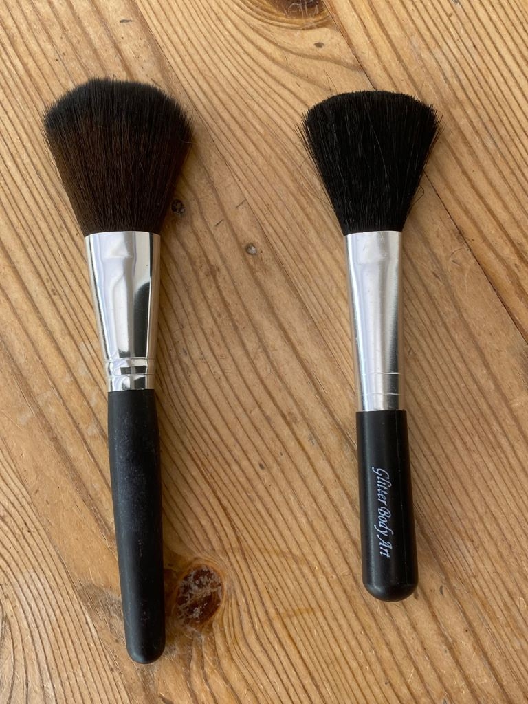 2 cosmetic brushes, brand new. £1 each, can post or collect from tq2