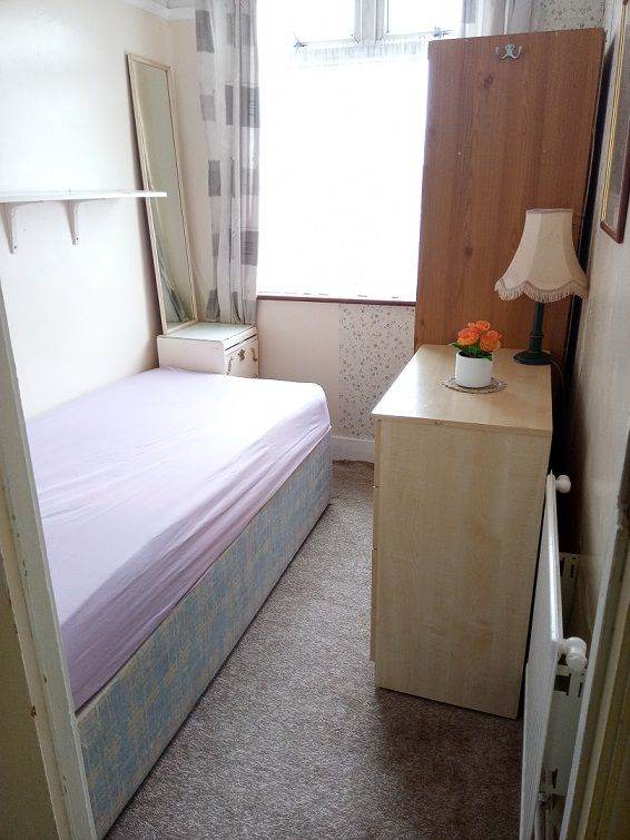 Single Room to Let in Mitcham, Suitable for working female - All Bills Included, 1 Month Deposit Req