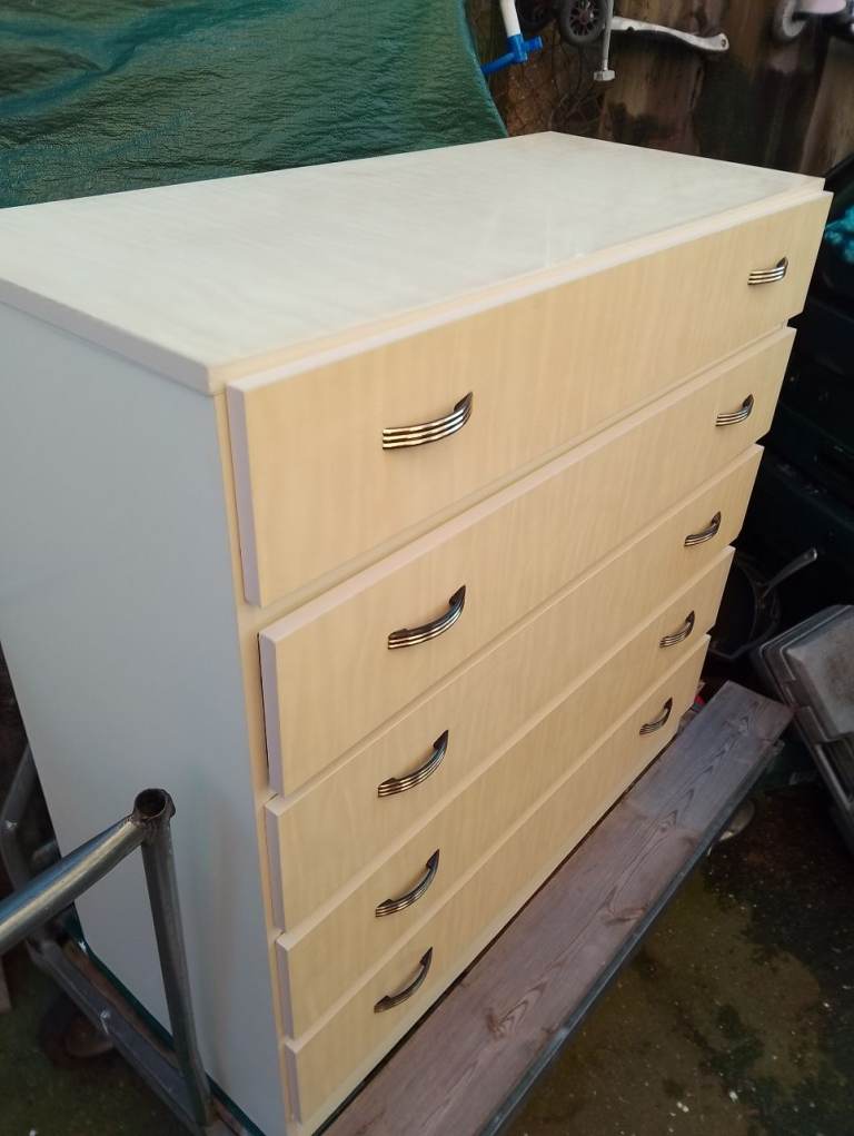 Beautiful big deep 5 drawer chest in mint condition allround 