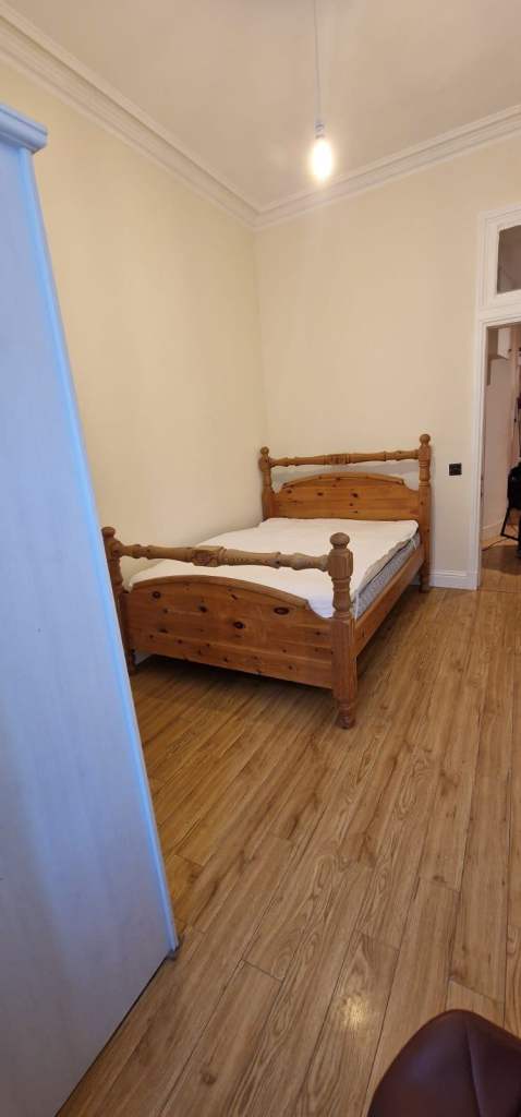 Clean Double Room within flat share in Holyrood, City Centre