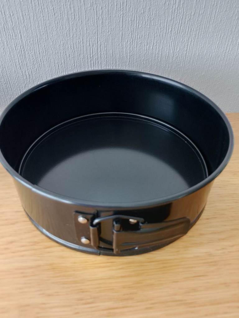 New springloaded cake tin