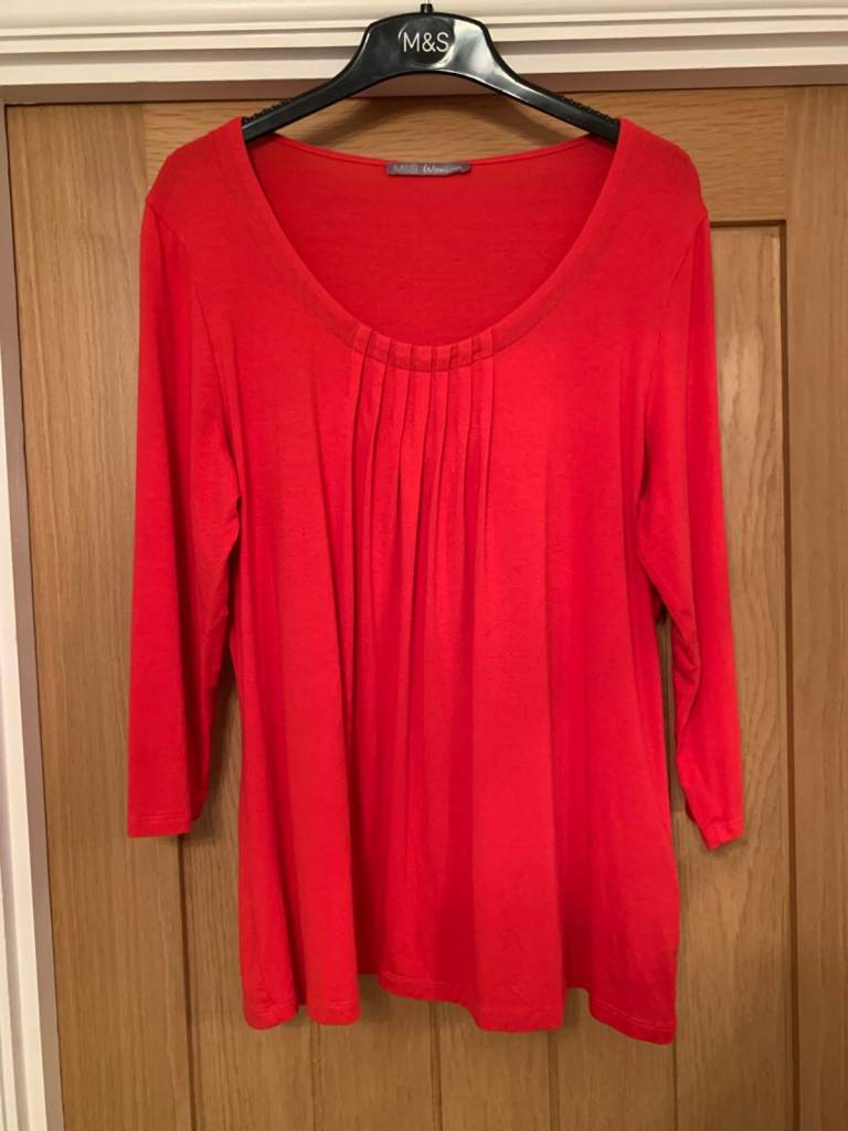 Ladies M & S 'Woman Collection' Red 3/4 Sleeve Scoop Neck Top with Pleated Front Detail Size 14 VGC