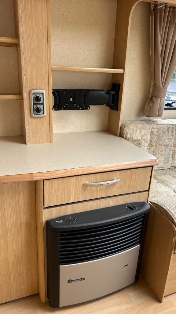 Swift Abbey Vogue 460, 2006 - 2 Berth Caravan with Motor Mover