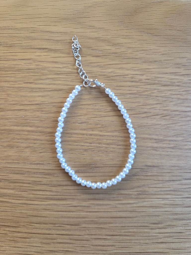 Lovely White Faux Pearl Bracelet with Silver Chain Extender