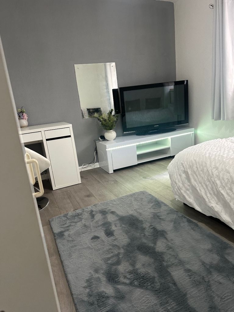 Furnished Cosy Double Room Off Long Riding 