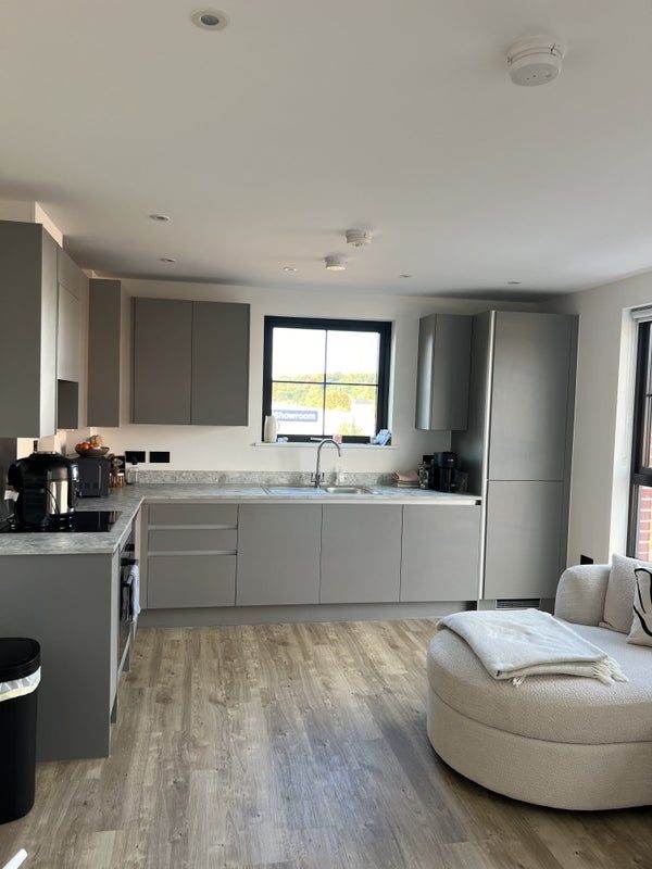 Double room with private bath & shower room fully furnushed flat