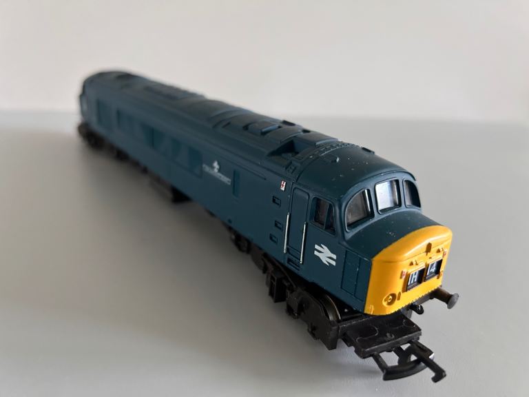 Hornby 00 Gauge Diesel Engine "The Manchester Regiment" 45039 + 4 passenger carriages