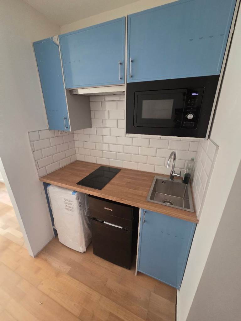 Studio flat 1 bed + Kitchen fully equipped with washing machine