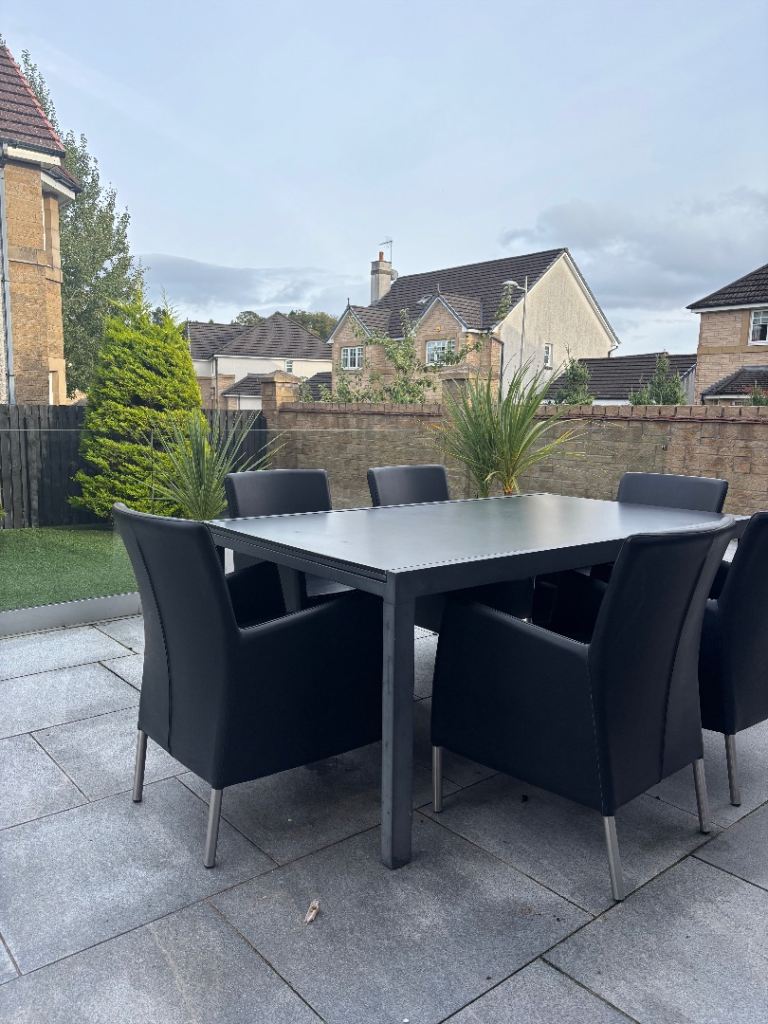 Outdoor Dining Table and 6 Chairs – Good Condition