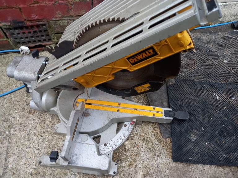 dewalt top table mitre saw full working ,no top attechment