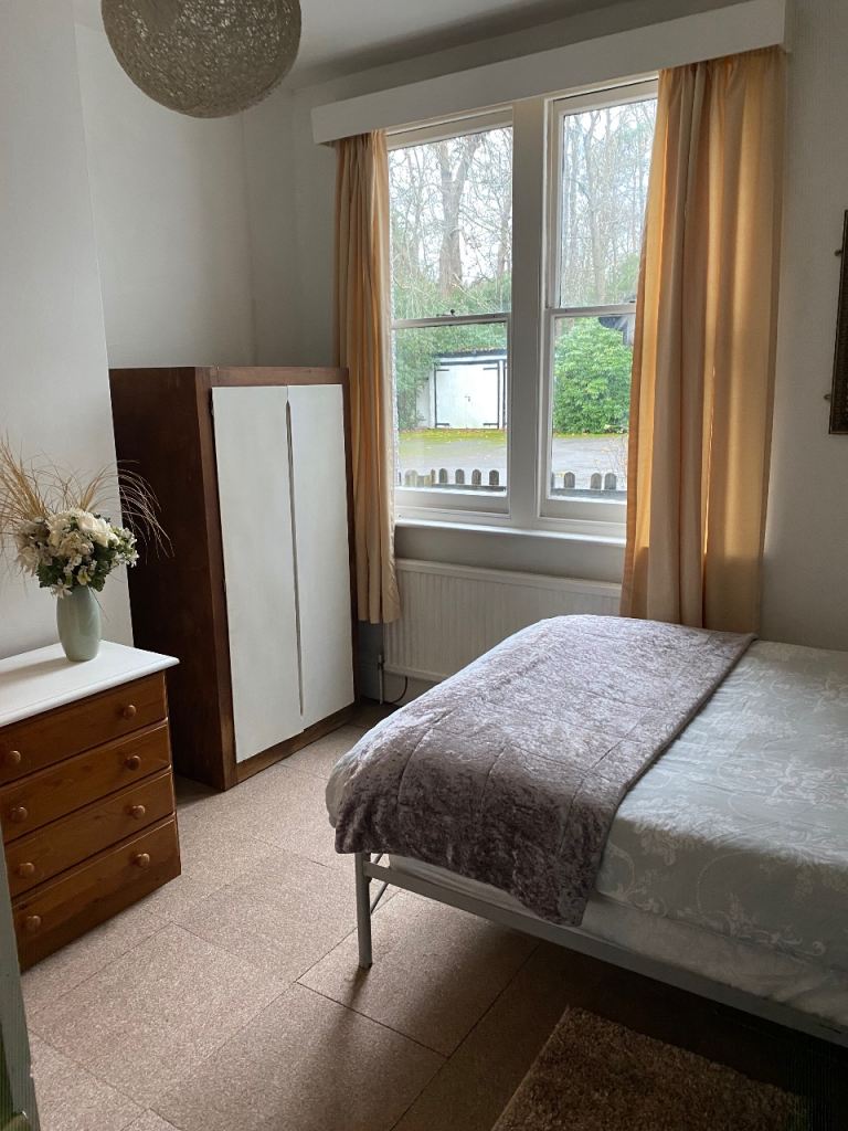 Single totally self contained studio room to rent, own kitchen, bathroom....