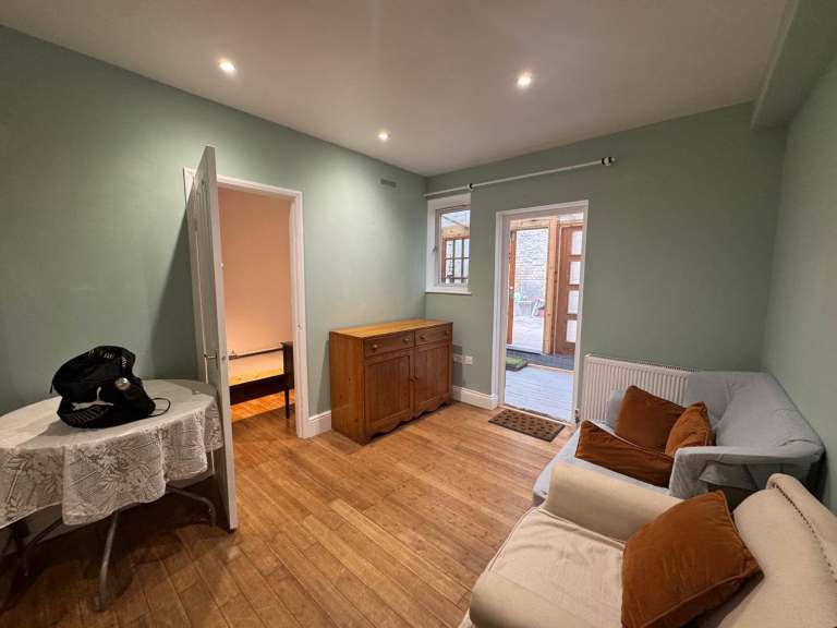 ground floor  3 bedroom garden flat with conservatory in neasden NW10