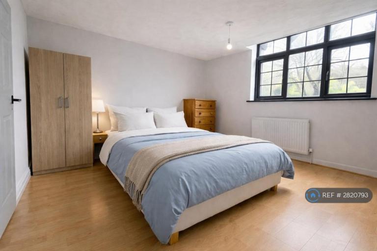 1 bedroom in St Georges Square, London, E14 (#2820793)
