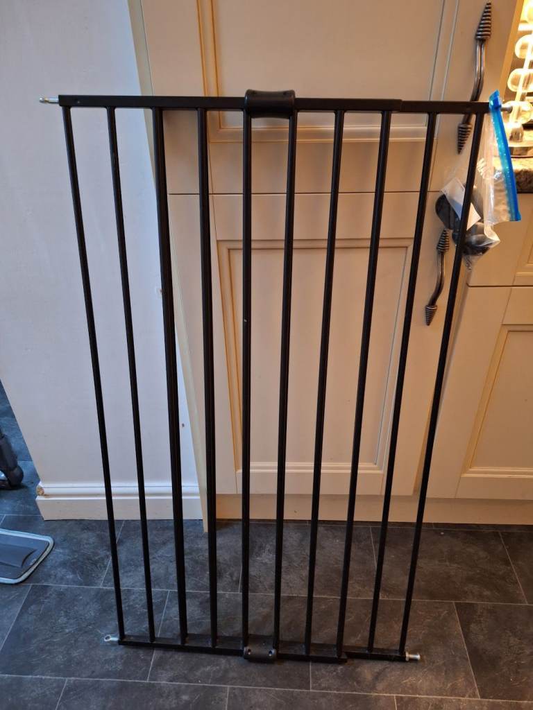 Free extending metal pet gate