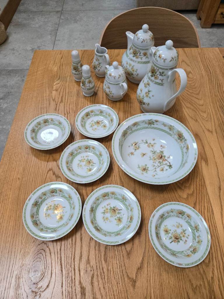 Noritake Ireland Amapola China set - good condition 13 pieces