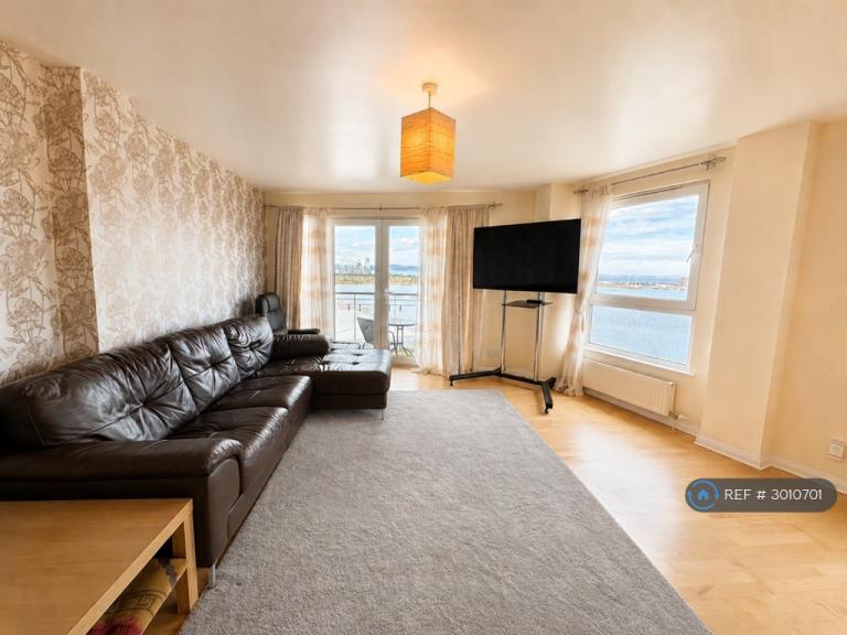3 bedroom flat in Portland Gardens, Edinburgh, EH6 (3 bed) (#3010701)