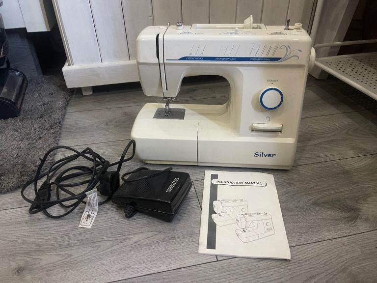 Silver Sewing machine model 1002 - includes cable and foot