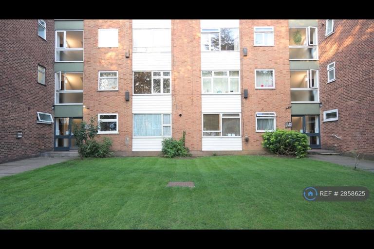 3 bedroom flat in Embassy Court, London, N11 (3 bed) (#2858625)