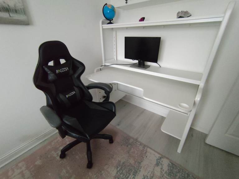 Ikea white gaming desk and chair 