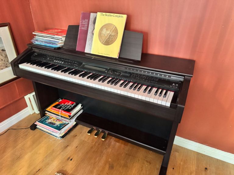 Digital Piano with Weighted Keys – Dark Brown, Good Condition